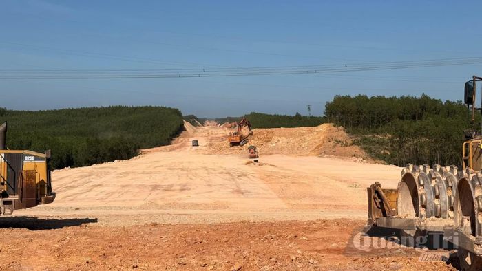 Quốc lộ 15D, đoạn từ cảng Mỹ Thủy đến cao tốc Cam Lộ-La Sơn có chiều dài hơn 21km - Ảnh: Hoàng Hùng