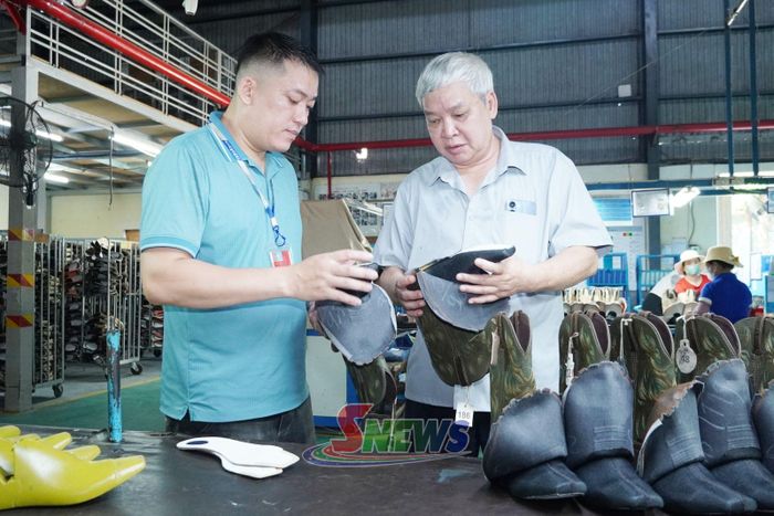 Kiểm tra, hoàn thiện sản phẩm tại Xí nghiệp Giầy Phù Yên.