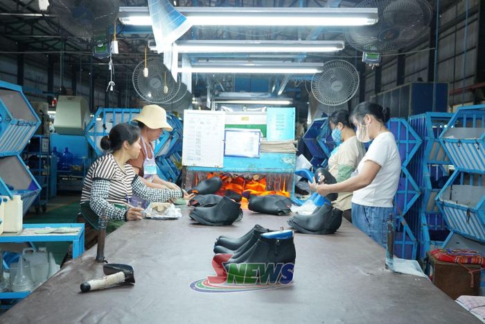 Ca sản xuất của công nhân Xí nghiệp Giầy Phù Yên.