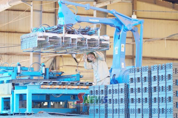 Hệ thống máy móc, thiết bị hiện đại trong dây chuyền sản xuất gạch tại Nhà máy gạch Tuynel Phù Yên.