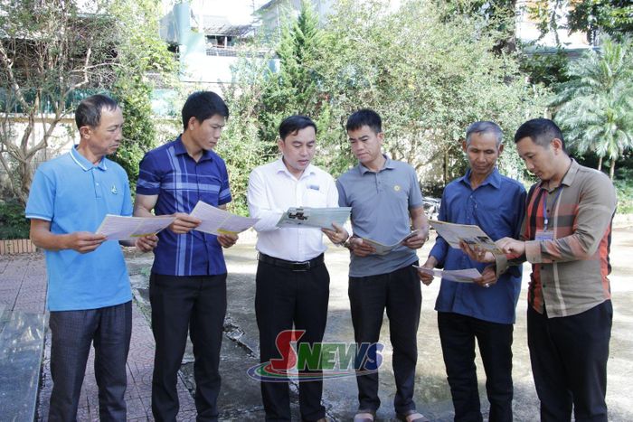 Cán bộ Trung tâm Trợ giúp pháp lý Nhà nước tỉnh hướng dẫn TGPL cho nhân dân và người cao tuổi.