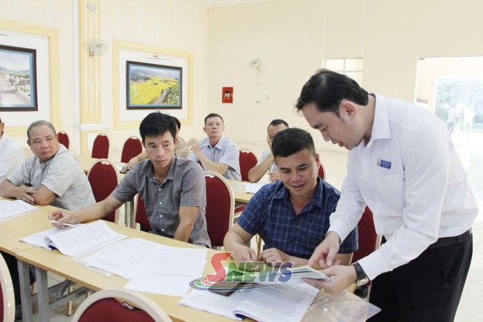 Cán bộ Trung tâm Trợ giúp pháp lý Nhà nước tỉnh hướng dẫn TGPL cho người cao tuổi.