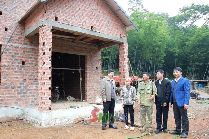 Lãnh đạo xã Lóng Sập thăm kiểm tra công tác xóa nhà tạm, nhà dột nát tại bản Bó Sặp.