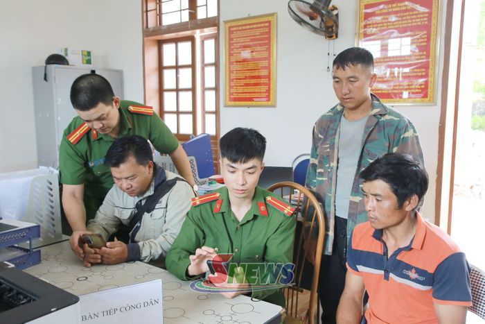 Công an xã Lóng Sập hướng dẫn người dân tố giác tội phạm qua ứng dụng VNeID.