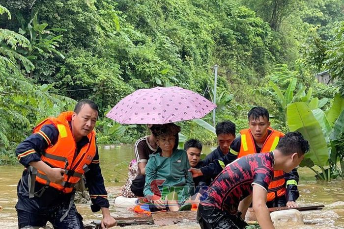 Cán bộ, chiến sĩ Phòng Cảnh sát PCCC và CNCH giúp dân ra khỏi vùng ngập lụt.  Ảnh: công an cung cấp