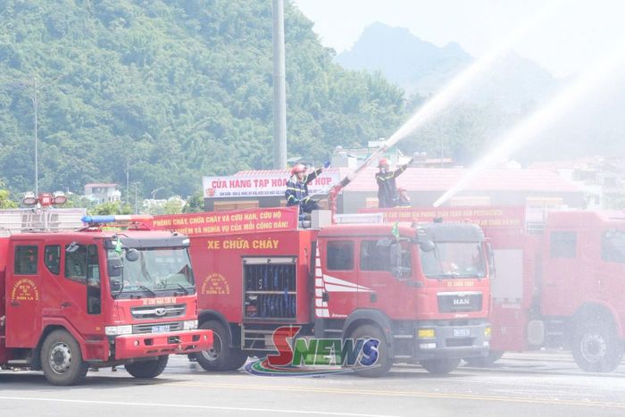 Thao diễn kỹ thuật chữa cháy và CNCH của lực lượng Cảnh sát PCCC và CNCH.