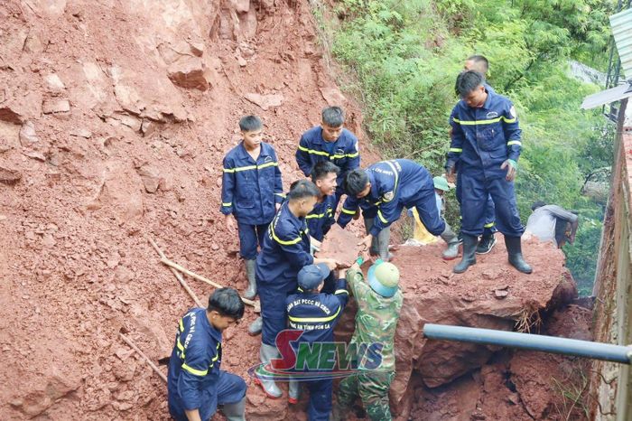 Cán bộ, chiến sĩ Phòng Cảnh sát PCCC và CNCH hỗ trợ nhân dân khắc phục hậu quả do sạt lở gây ra. Ảnh: công an cung cấp