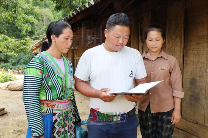 Ban quản lý bản Lọng Bó, xã Chiềng Hoa tuyên truyền nhân dân tham gia xây dựng nông thôn mới.