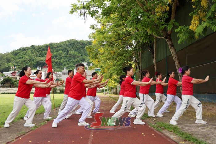 Buổi tập của CLB dân vũ, văn nghệ, bóng chuyền hơi, dưỡng sinh tổ 3, phường Tô Hiệu.