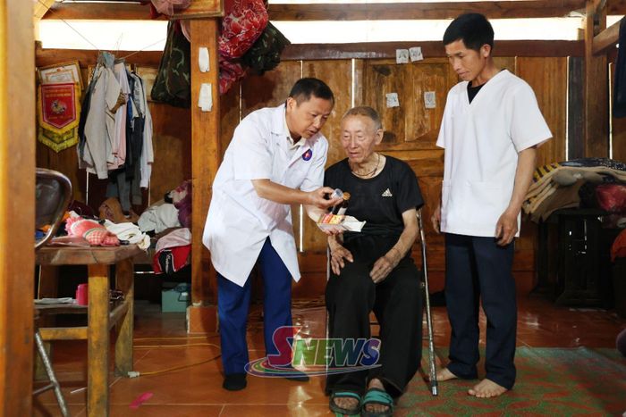 Cán bộ Trạm Y tế xã Tà Xùa hướng dẫn người cao tuổi cách chăm sóc sức khoẻ.