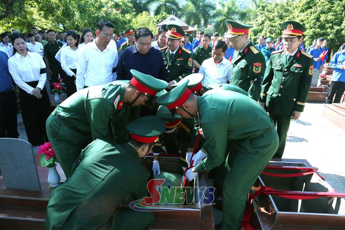 Lễ an táng hài cốt liệt sĩ tại Nghĩa trang Liệt sĩ xã Sông Mã.