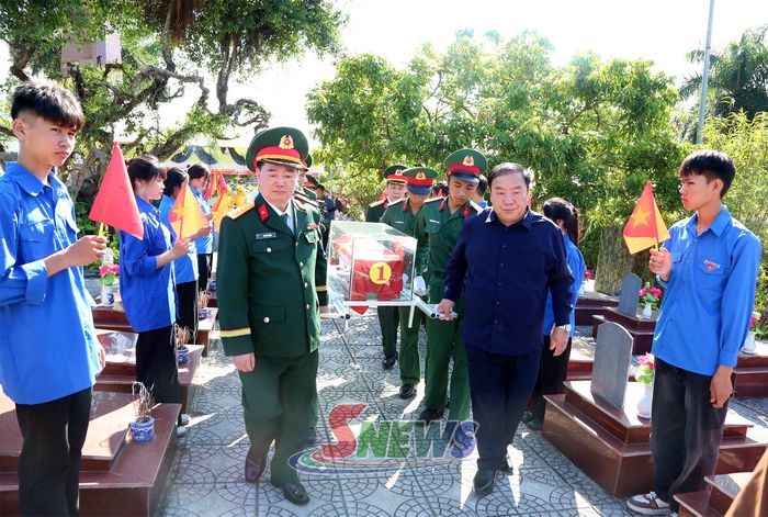 Lễ truy điệu hài cốt liệt sĩ.