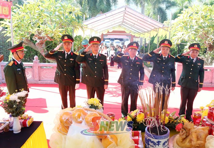 Đại diện lãnh đạo Bộ Chỉ huy Quân sự tỉnh tưởng niệm các Anh hùng Liệt sĩ.