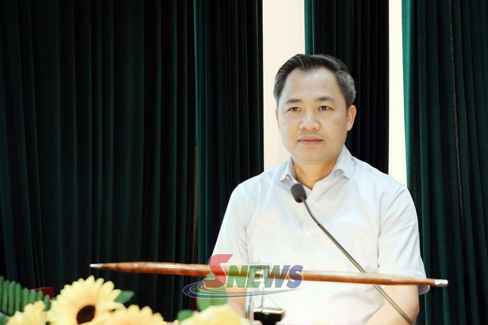 Đồng chí Nguyễn Đình Việt, Phó Bí thư Tỉnh ủy, Chủ tịch UBND tỉnh, trả lời các ý kiến, kiến nghị của cử tri.