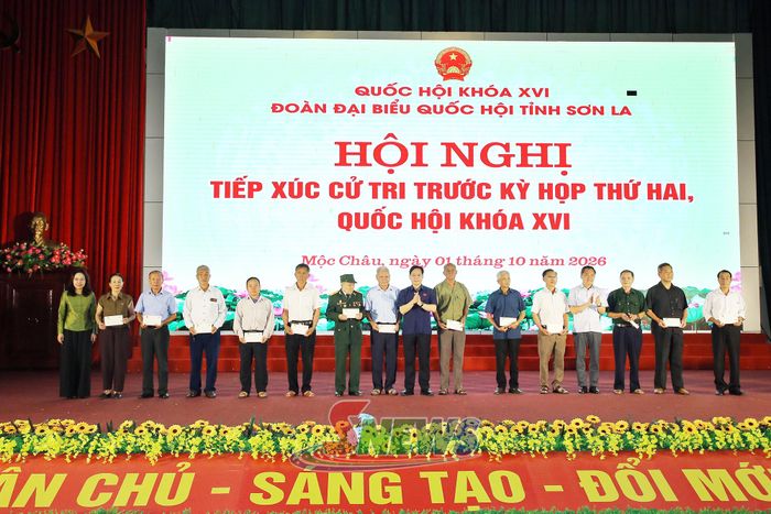 Các đồng chí lãnh đạo tỉnh và Trợ lý Phó Chủ tịch Quốc hội chuyển trao quà của đồng chí Phó Chủ tịch Quốc hội Nguyễn Thị Hồng cho người cao tuổi có uy tín và người có công.