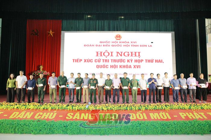 Các đồng chí lãnh đạo tỉnh và trợ lý Phó Chủ tịch Quốc hội chuyển trao quà của đồng chí Phó Chủ tịch Quốc hội Nguyễn Thị Hồng cho người cao tuổi có uy tín và người có công.