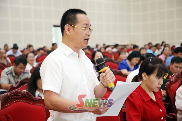 Cử tri phường Thảo Nguyên kiến nghị tại hội nghị.