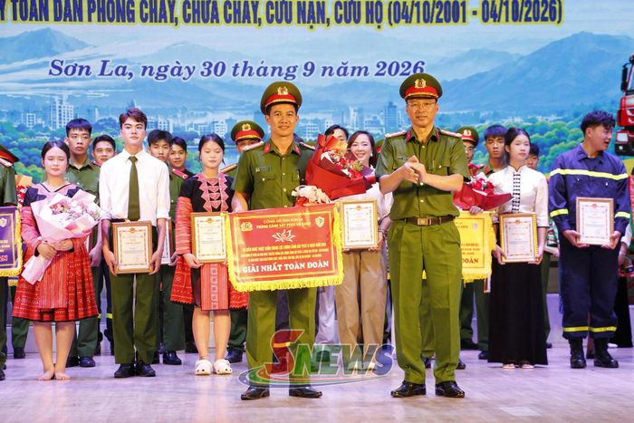 Đồng chí Trưởng phòng Cảnh sát PCCC và CNCH trao giải Nhất toàn đoàn cho đoàn nghệ thuật quần chúng thuộc Đội chữa cháy và cứu nạn cứu hộ khu vực 1.