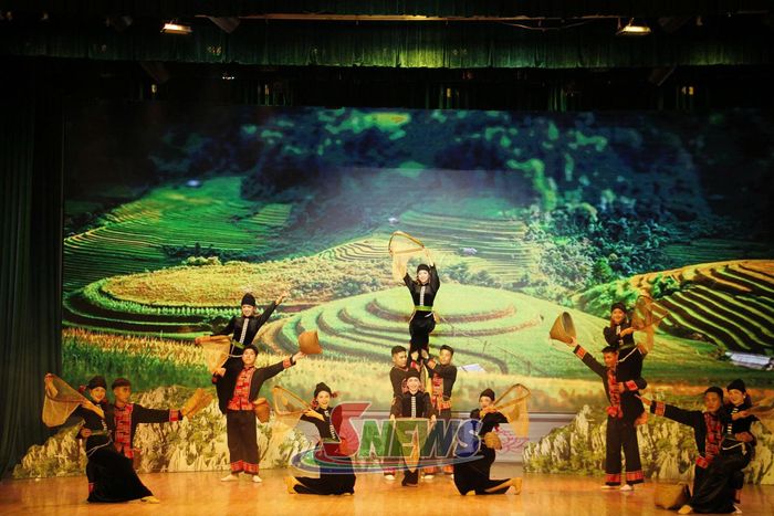 Tiết mục múa "Cá Suối" của Đoàn nghệ thuật quần chúng khối tham mưu.