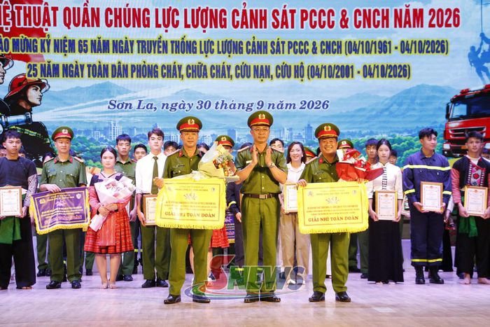 Lãnh đạo Phòng Cảnh sát PCCC và CNCH trao giải Nhì toàn đoàn cho các đội thi.