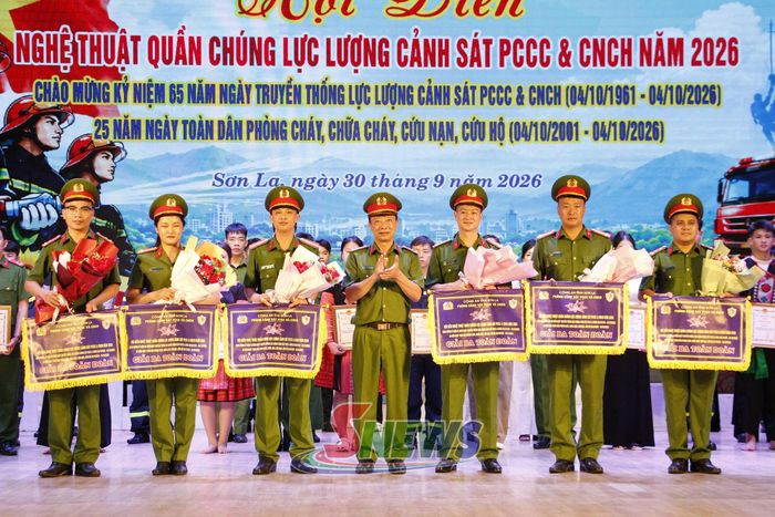 Lãnh đạo Phòng Cảnh sát PCCC và CNCH trao giải Ba toàn đoàn cho các đội thi.