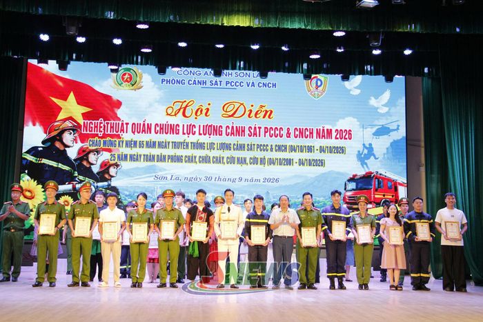 Ban tổ chức trao giải A cho các tiết mục xuất sắc.