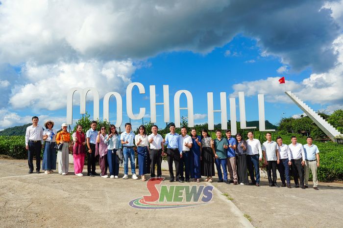 Các đại biểu tham quan thực tế tại điểm du lịch Mochahill, phường Vân Sơn.