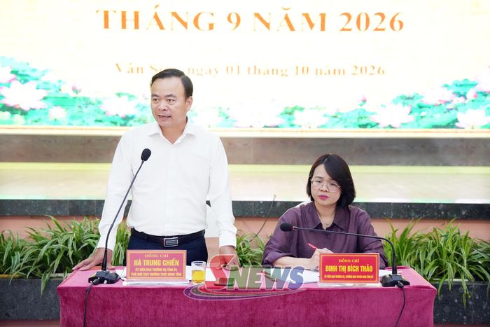Đồng chí Hà Trung Chiến, Ủy viên Ban Thường vụ Tỉnh ủy, Phó Chủ tịch Thường trực UBND tỉnh phát biểu tại hội nghị.