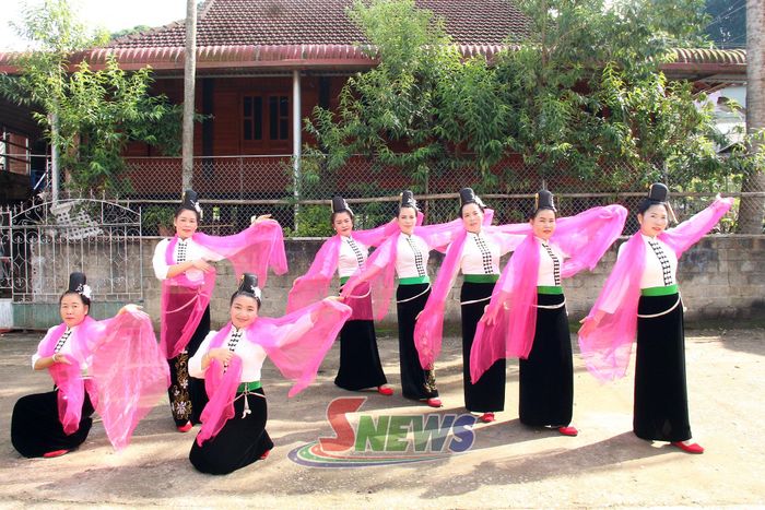 Đội văn nghệ quần chúng của xã Thuận Châu luyện tập tiết mục biểu diễn.