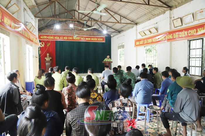 Hạt Kiểm lâm khu vực VII tuyên truyền công tác bảo vệ rừng tại bản Nà Dòn, xã Chiềng Khoong.