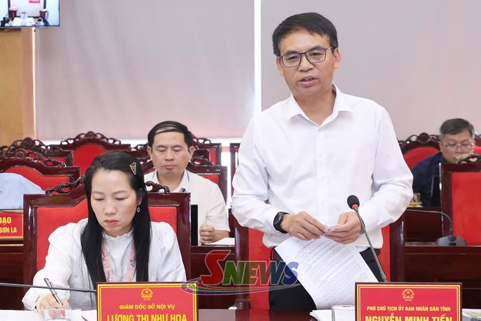 Đồng chí Phó Chủ tịch UBND tỉnh phát biểu tại phiên họp.