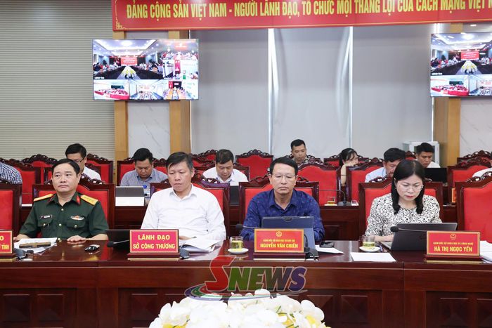 Các đại biểu dự phiên họp.
