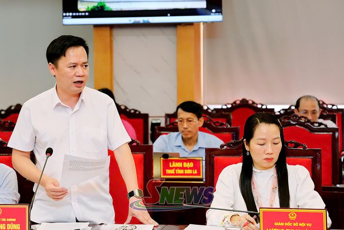 Đồng chí Giám đốc Sở Tài chính báo cáo tại phiên họp.