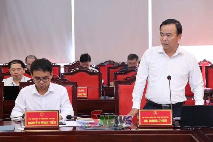 Đồng chí Phó Chủ tịch Thường trực UBND tỉnh phát biểu tại phiên họp.