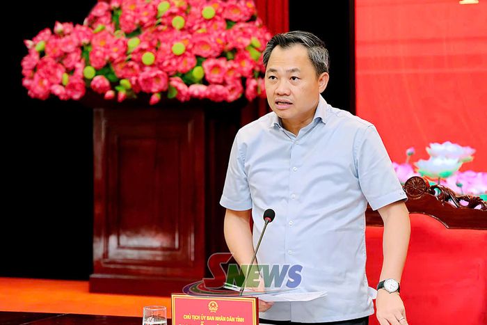 Đồng chí Chủ tịch UBND tỉnh phát biểu tại phiên họp.