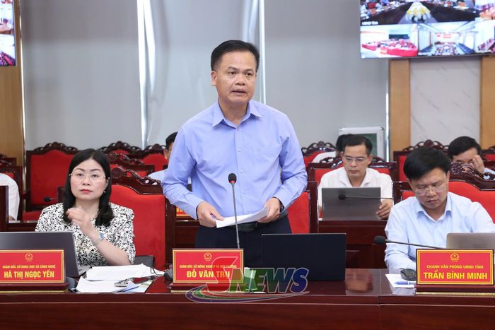 Đồng chí Giám đốc Sở Nông nghiệp và Môi trường phát biểu tại phiên họp.