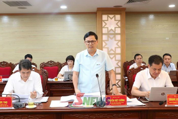 Đồng chí Phó Chủ tịch HĐND tỉnh phát biểu tại phiên họp.