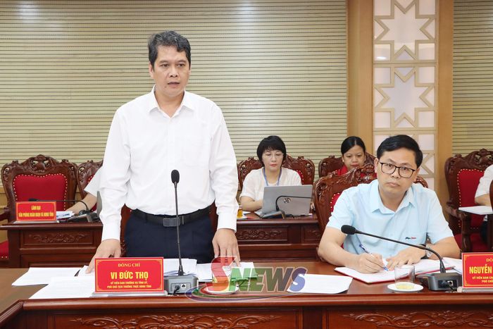 Đồng chí Phó Chủ tịch Thường trực HĐND tỉnh phát biểu tại phiên họp.