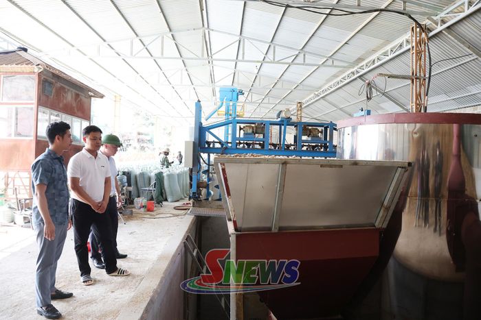 Tổ công tác xã kiểm tra cơ sở sơ chế cà phê bản Mạt.