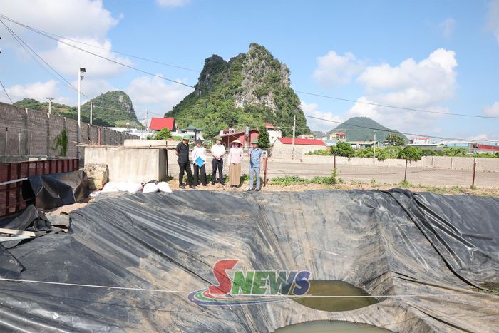Tổ công tác kiểm tra cơ sở sơ chế cà phê thôn 7.