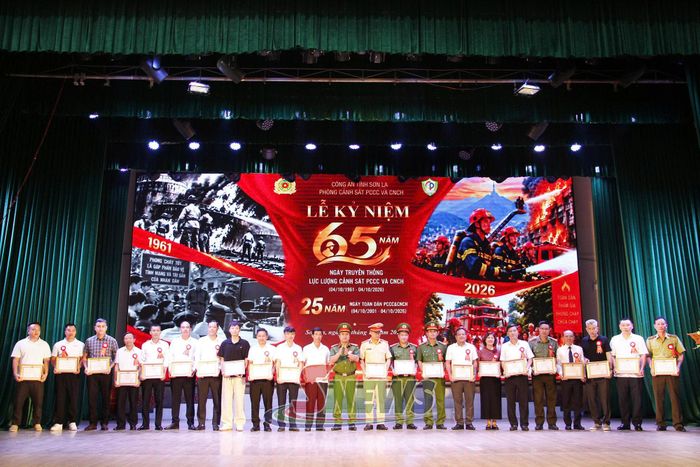 Lãnh đạo Công an tỉnh trao Giấy khen cho các tập thể, cá nhân có thành tích.