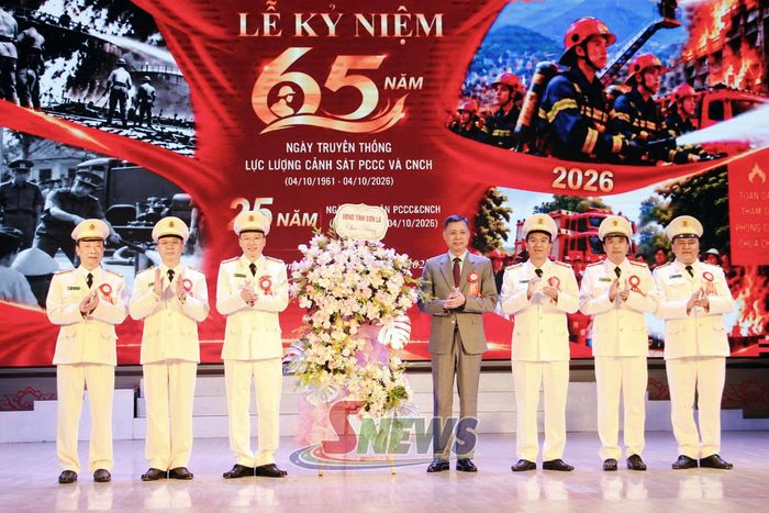 Đồng chí Phó Chủ tịch UBND tỉnh tặng hoa chúc mừng cán bộ, chiến sĩ Phòng Cảnh sát PCCC và CNCH, Công an tỉnh Sơn La.