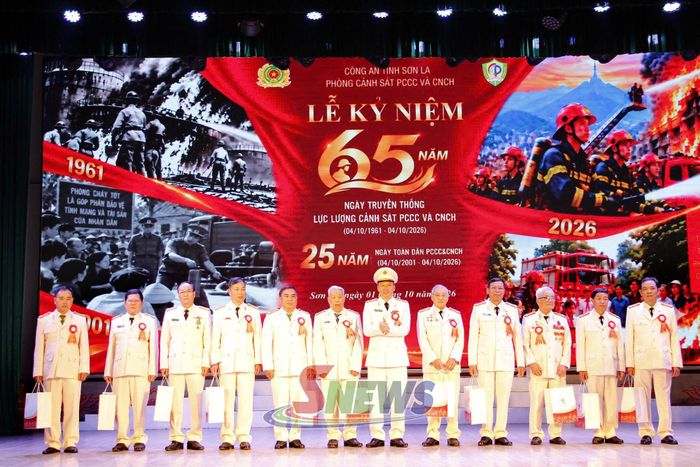 Lãnh đạo Phòng Cảnh sát PCCC và CNCH, Công an tỉnh tặng quà tri ân các đồng chí nguyên lãnh đạo, chỉ huy lực lượng Cảnh sát PCCC và CNCH qua các thời kỳ.