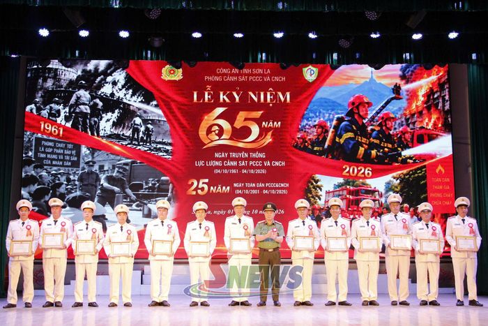 Lãnh đạo Công an tỉnh trao Giấy khen cho các tập thể, cá nhân có thành tích xuất sắc.