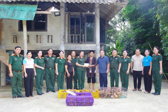Hội Phụ nữ Bộ CHQS tỉnh tặng gà giống cho hội viên có hoàn cảnh khó khăn.