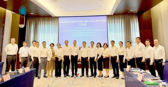 Đoàn đại biểu của Sở Công thương tỉnh Tuyên Quang chụp ảnh lưu niệm cùng các đại biểu của Cục Thương vụ thành phố Bách Sắc.