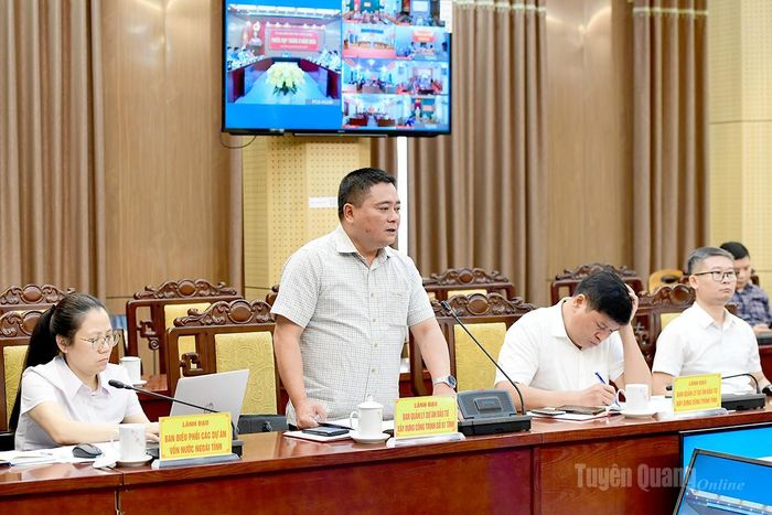 Lãnh đạo Ban Quản lý dự án đầu tư xây dựng công trình số 01 báo cáo tiến độ triển khai các dự án giao thông trên địa bàn.