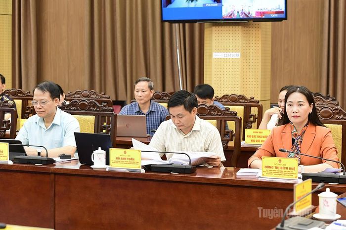 Đại biểu dự phiên họp.