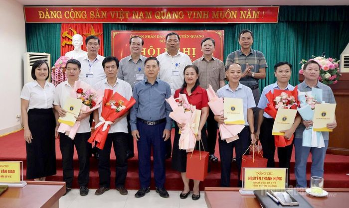 Lãnh đạo Sở Y tế trao Quyết định điều chuyển công tác đối với các đồng chí lãnh đạo Trung tâm Y tế khu vực sau khi giải thể.
