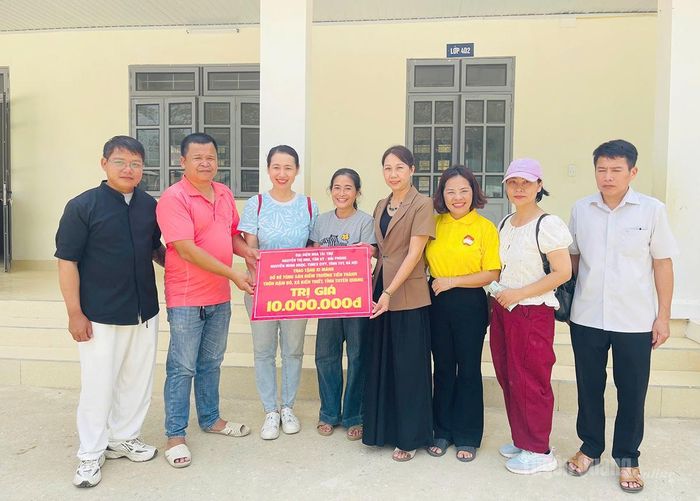 Các nhà hảo tâm trao kinh phí hỗ trợ vật liệu làm sân chơi cho điểm trường Tiểu học Nặm Bó, xã Kiến Thiết.